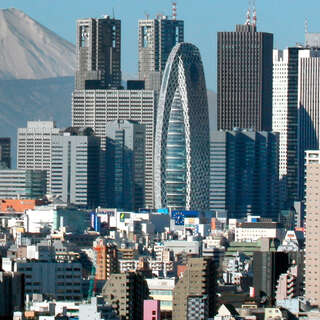 新宿の超高層ビル群と富士山。